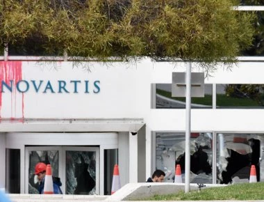 Επίθεση ακροαριστερών του Ρουβίκωνα στα γραφεία της Novartis με μπογιές και βαριοπούλες (φωτό, βίντεο)